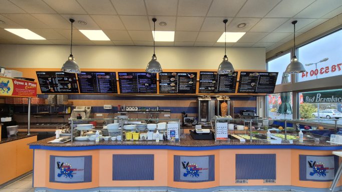 Euro Döner Bad Kissingen  mit Menütafeln, Thekenbereich und Essenszubereitung.