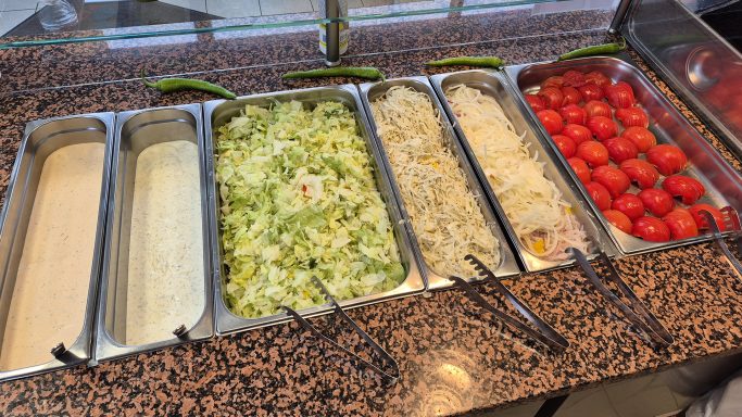 Salatbar im Euro Döner Bad Kissingen mit verschiedenen Zutaten: Salat, Tomaten, Krautsalat und Dressings.