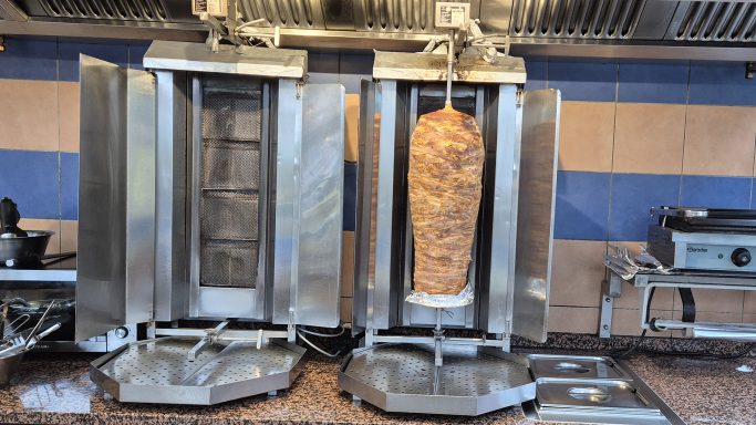 Euro Döner Bad Kissingen mit rotierenden Gyrosspießen Spießen in einer modernen Küche.