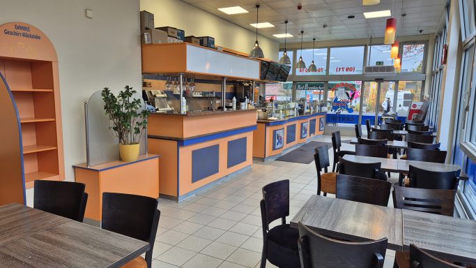 Euro Döner Bad Kissingen ein gemütlicher Imbiss  mit Tischen, Stühlen und einer Theke in warmen Farben.