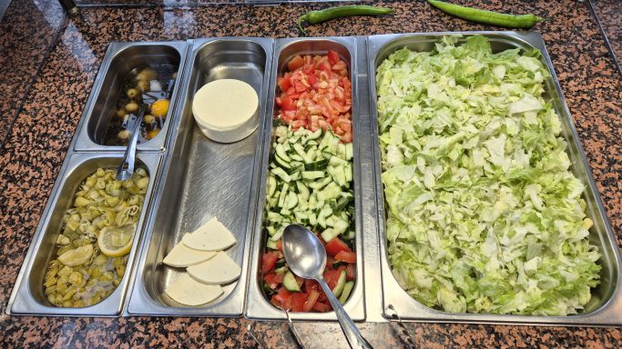 Frisches Gemüse, Salat und verschiedene Beilagen im Euro Döner Bad Kissingen