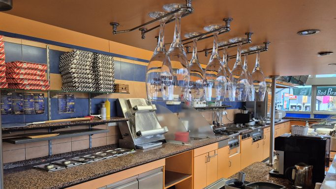 Euro Döner Bad Kissingen mit Hängeregalen und einer Arbeitsplatte.