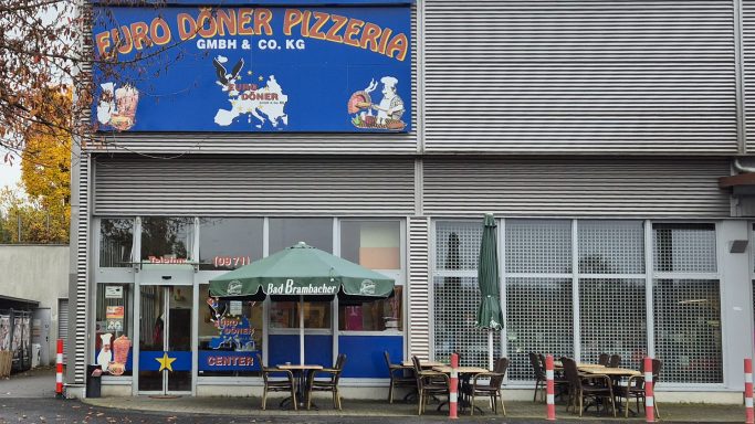 Blick auf das Restaurant "Euro Döner Pizzeria Bad Kissingen" mit Außenbereich 